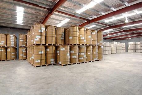 Difference between a warehouse and a distribution centre